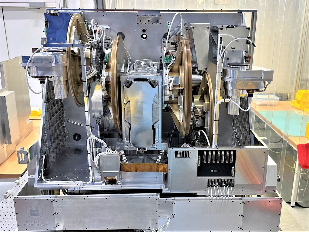 Das Foto zeigt den METIS Imager u.a. mit vier der sechs Räder und der zentralen Kollimator-Spiegeloptik im Reinraum während der Integrationsphase.&nbsp;