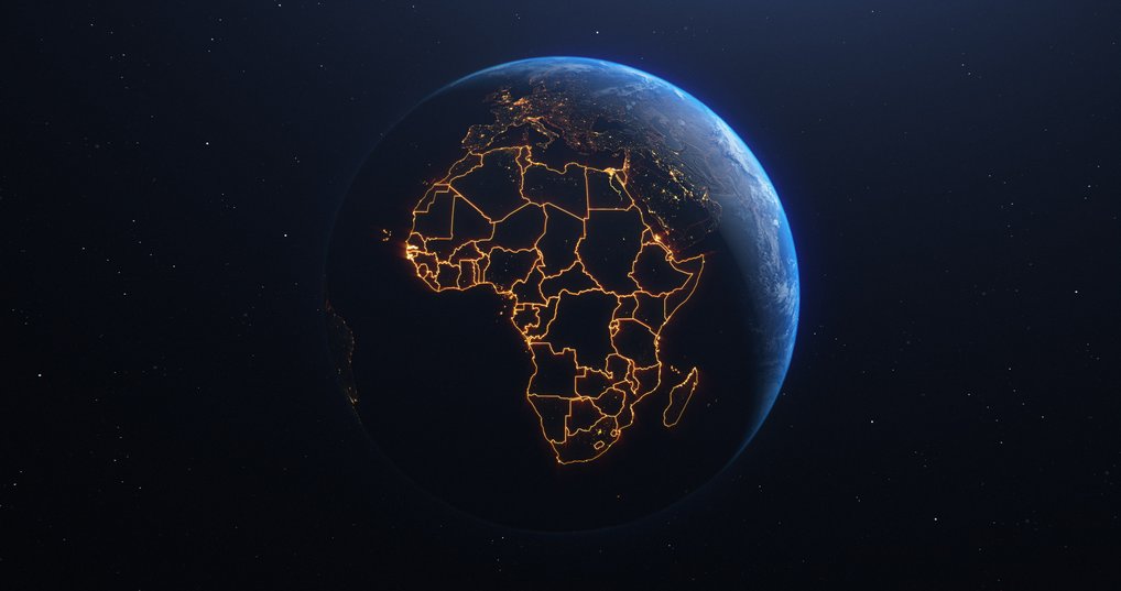 Afrika aus dem Weltraum: Die künstlerische Darstellung zeigt die Erde vor dunklem Hintergrund, mit Fokus auf den afrikanischen Kontinent. Die Ländergrenzen sind hell hervorgehoben