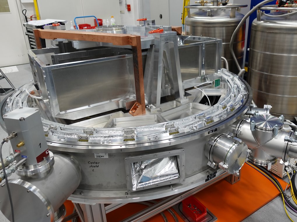 To test the wave-front sensor under operating conditions, it will be installed in a specially developed and built test cryostat. This test cryostat was developed at MPIA. It can reach temperatures of &nbsp;&nbsp;&nbsp;&nbsp;&nbsp;&nbsp;&nbsp;&nbsp;&nbsp;70 K &nbsp;&nbsp;(-203°C).&nbsp;