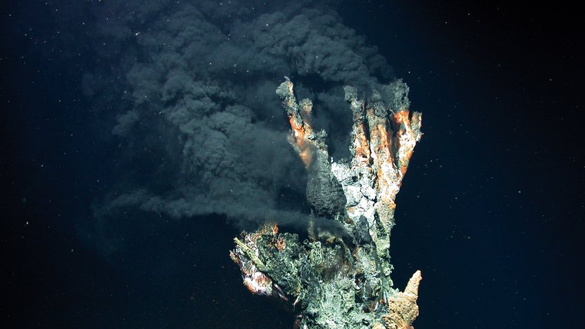 Der schwarze Raucher "Kandelabra" in 3.300 Meter Wassertiefe im Logatchev Hydrothermalfeld am Mittelatlantischen Rücken. Schwarzer Rauch aus einem Hydrothermalquellen-Schlot im Meer