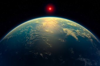 Wundersame Welt: Ein blauer Planet kreist in dieser künstlerischen Darstellung um einen Roten Zwergstern. Ist es eine zweite Erde, eine Wasserwelt oder ein Planet ohne feste Oberfläche wie Neptun, bei dem Methan den blauen Anteil des Sonnenlichts reflektiert? All diese Optionen sind plausibel. Planet mit leuchtender Atmosphäre und rotem Stern im All.
