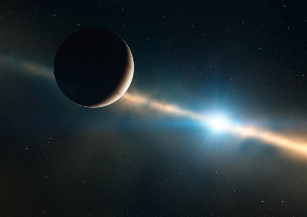 Im Zentrum steht eine künstlerische Darstellung des Exoplaneten Beta Pic b, der als dunkle Kugel mit beleuchtetem Rand vor einem hellen, leuchtenden Stern zu sehen ist. Eine breite, helle Staubscheibe zieht sich waagerecht durch das Bild und hebt sich kontrastreich vom dunklen Hintergrund des Weltalls ab. Die Lichtquelle auf der rechten Seite erzeugt einen intensiven Schein, der die Staubscheibe und den Planeten teilweise überstrahlt. Die Szene vermittelt den Eindruck von Tiefe und Weite im All.