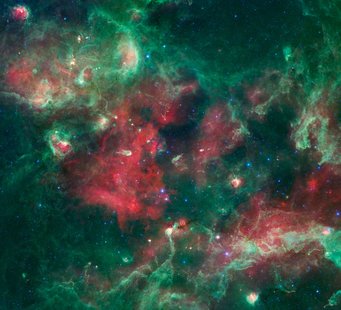 Die Sternentstehungsregion Cygnus X in etwa 4500 Lichtjahren Entfernung. Die Aufnahme entstand mit dem Spitzer Weltraumteleskop im infraroten Licht im Wellenlängenbereich zwischen 3.6 und 24 Mikrometern und die Farben wurden verschiedenen Wellenlängen in diesem Bereich zugeordnet. Sternentstehungsregion CygnusX